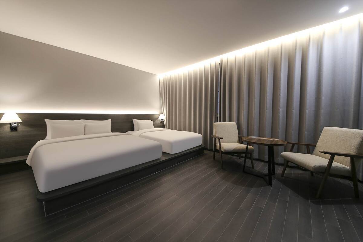 presidential room | premium bedding, in-room safe, desk, laptop workspace