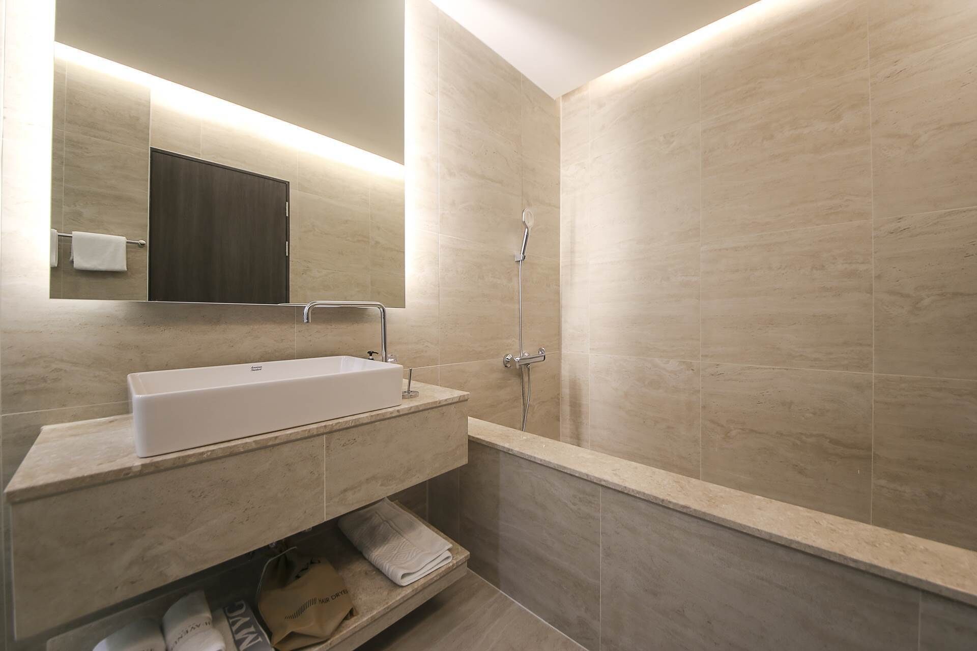 premium room | premium bedding, in-room safe, desk, laptop workspace