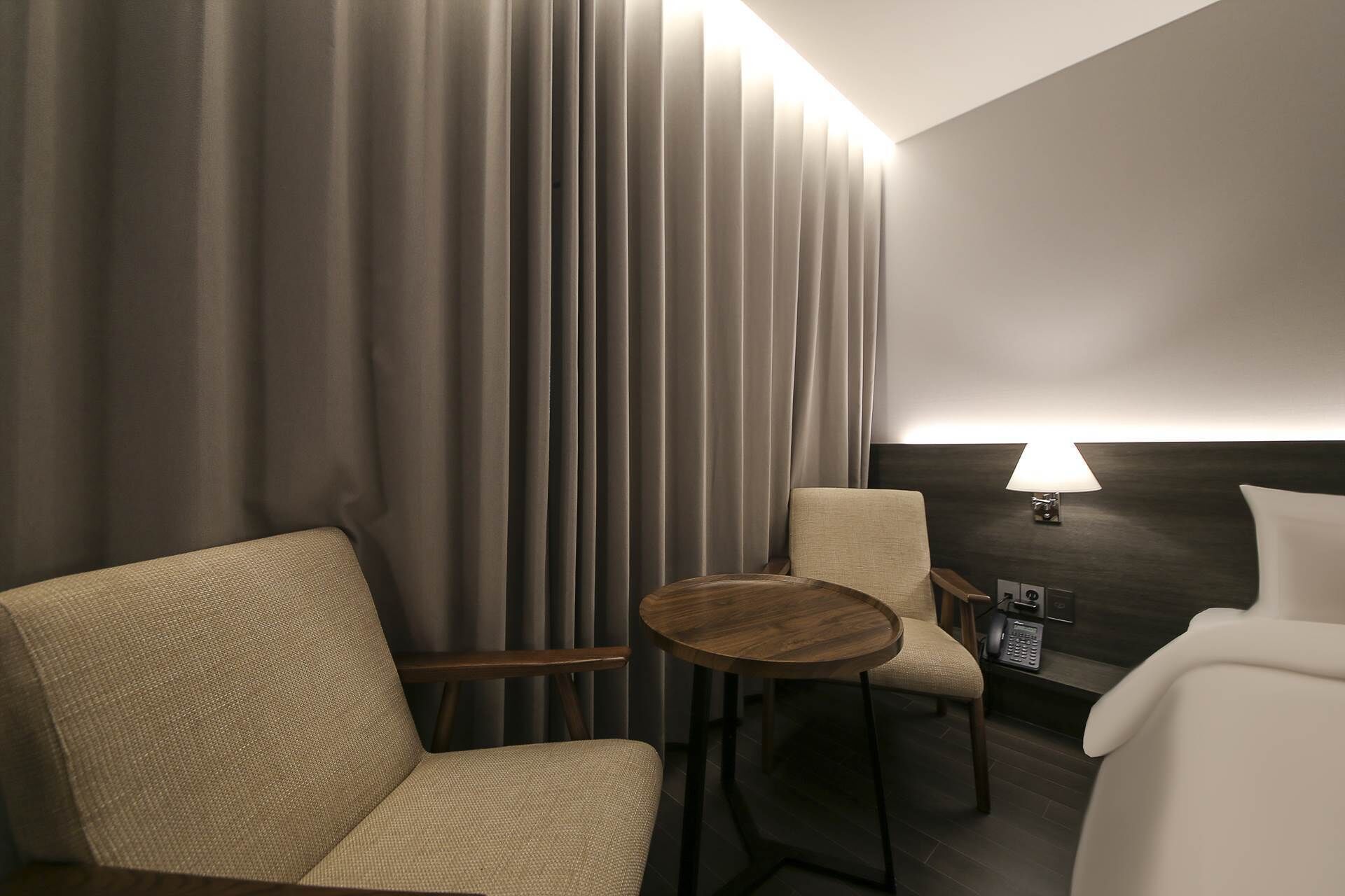 deluxe twin room | premium bedding, in-room safe, desk, laptop workspace