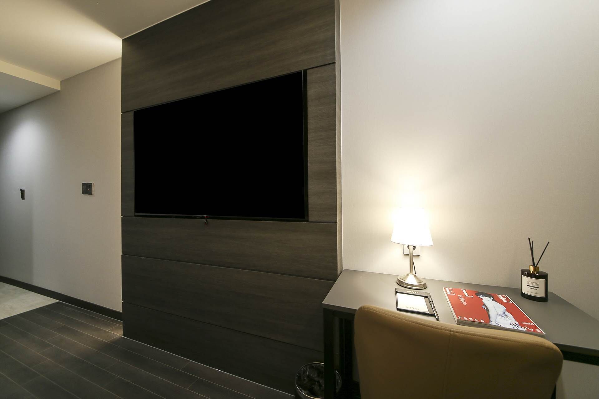 deluxe twin room | premium bedding, in-room safe, desk, laptop workspace