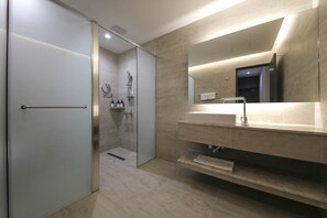 Kamar Double Deluks | Seprai premium, brankas, meja kerja, dan ruang kerja ramah laptop