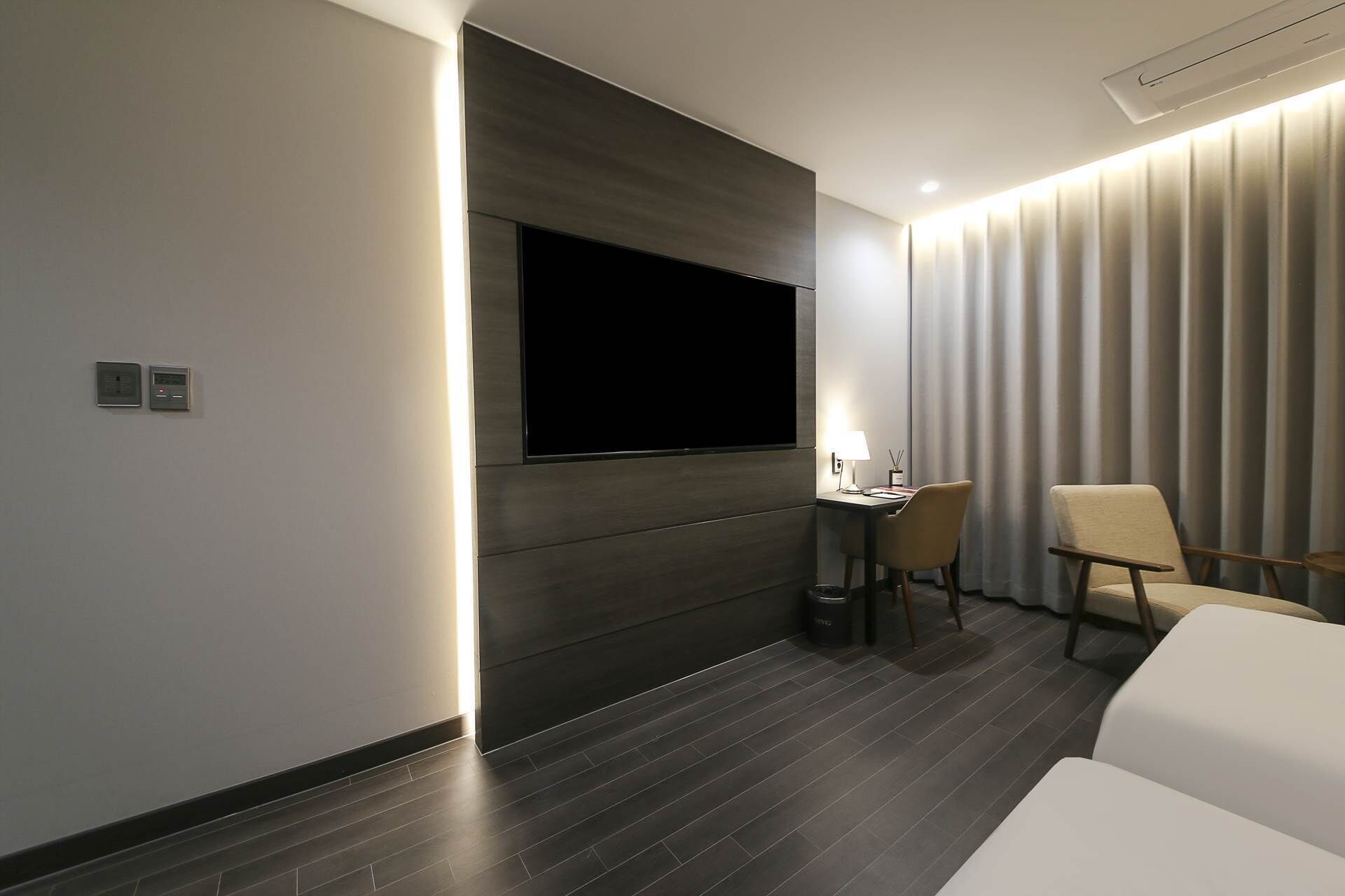 deluxe twin room | premium bedding, in-room safe, desk, laptop workspace