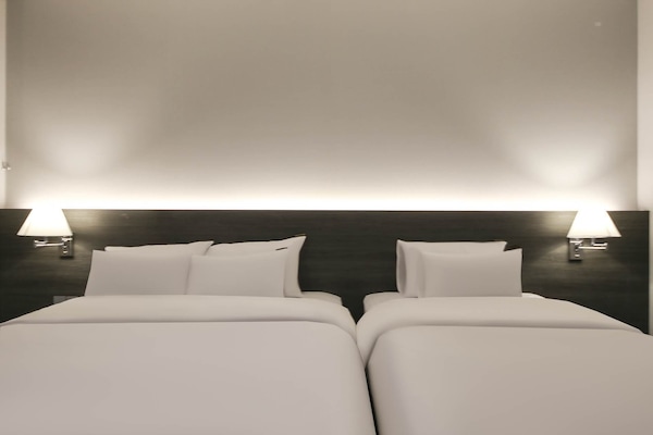 Premium Room | Premium bedding, in-room safe, desk, laptop workspace