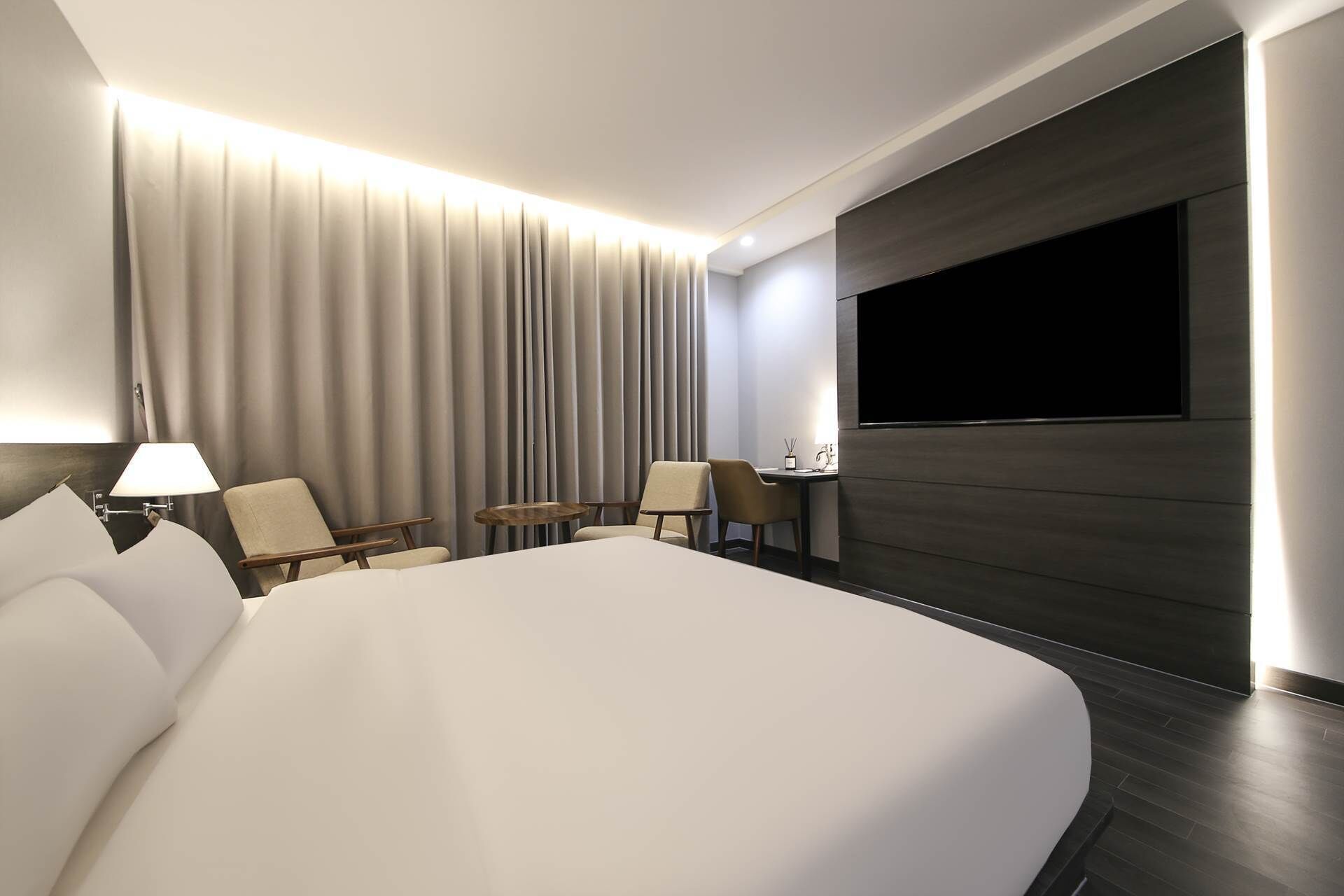 deluxe double room | premium bedding, in-room safe, desk, laptop workspace