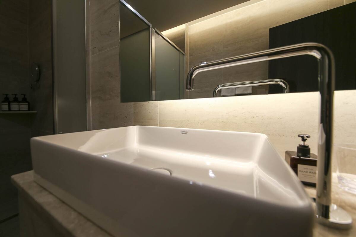 presidential room | premium bedding, in-room safe, desk, laptop workspace