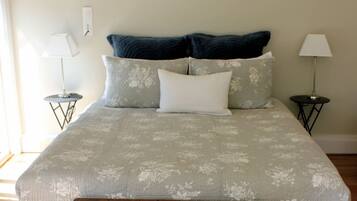 Premium bedding, minibar, iron/ironing board, free WiFi