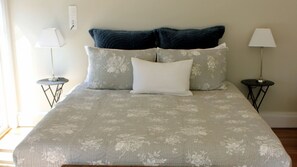 Premium bedding, minibar, iron/ironing board, free WiFi