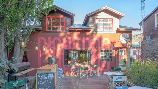 A restaurant with outdoor seating, a chalkboard menu, and a sign reading "Casa de los Conejos". - Hostel del Glaciar Pioneros (El Calafate)