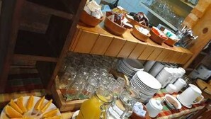A buffet setup with various food items and beverages. - Hostel del Glaciar Pioneros (El Calafate)