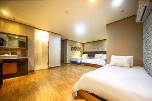 Habitación de hotel con una cama grande, un escritorio con espejo, un baño pequeño y una pared con un letrero que dice 'Chakan'.