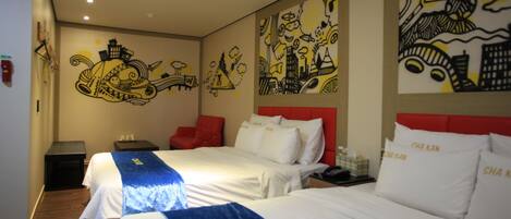 Una habitación de hotel con dos camas, una silla roja y un mural en la pared.
