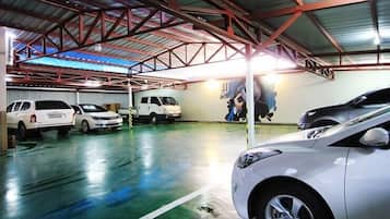 免費自助泊車、免費代客泊車