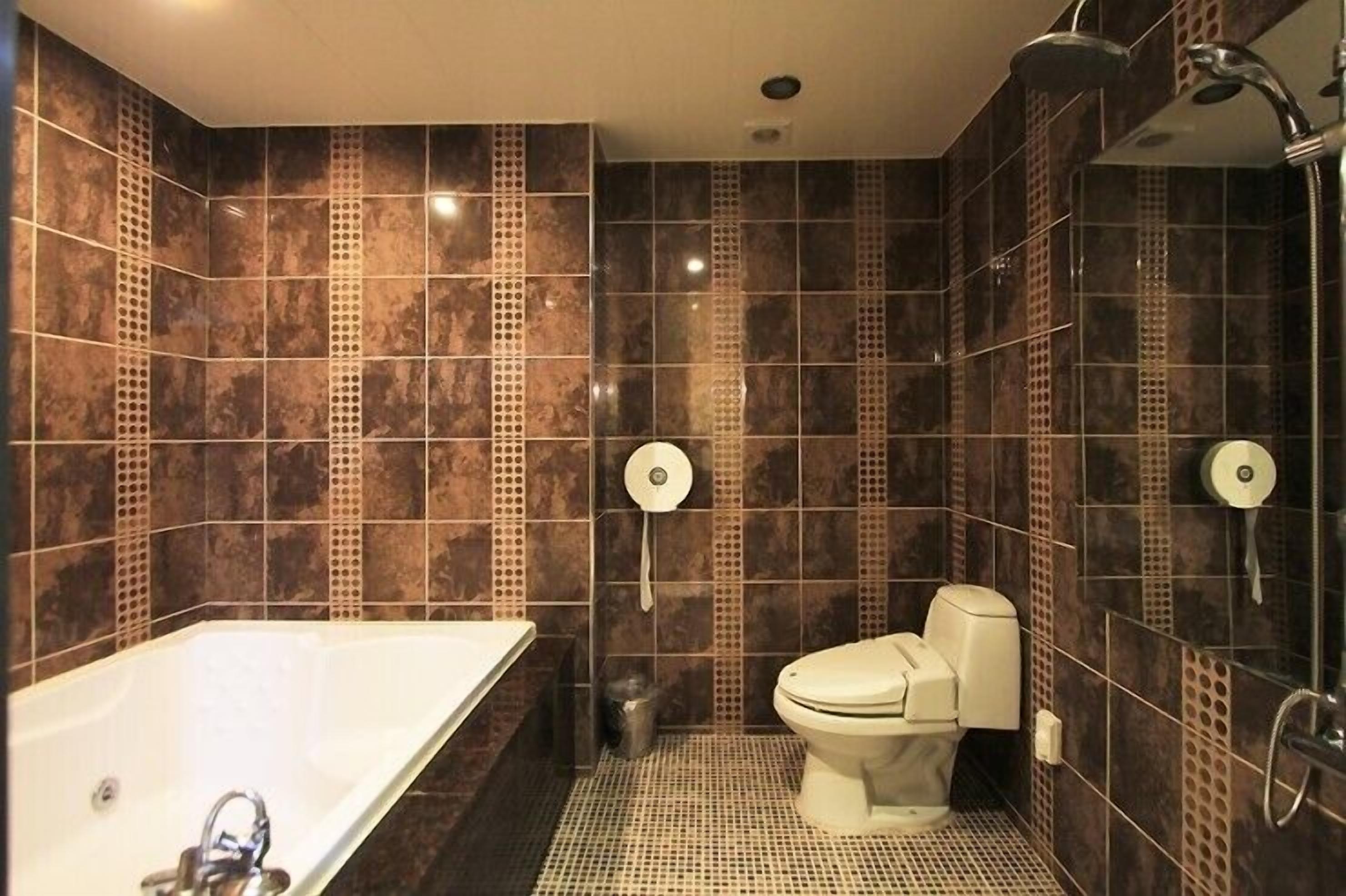 separate bathtub and shower, free toiletries, hair dryer, towels