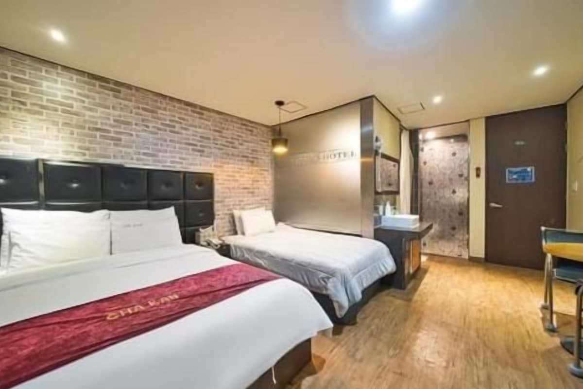 Soundproofing, WiFi (free), bed sheets