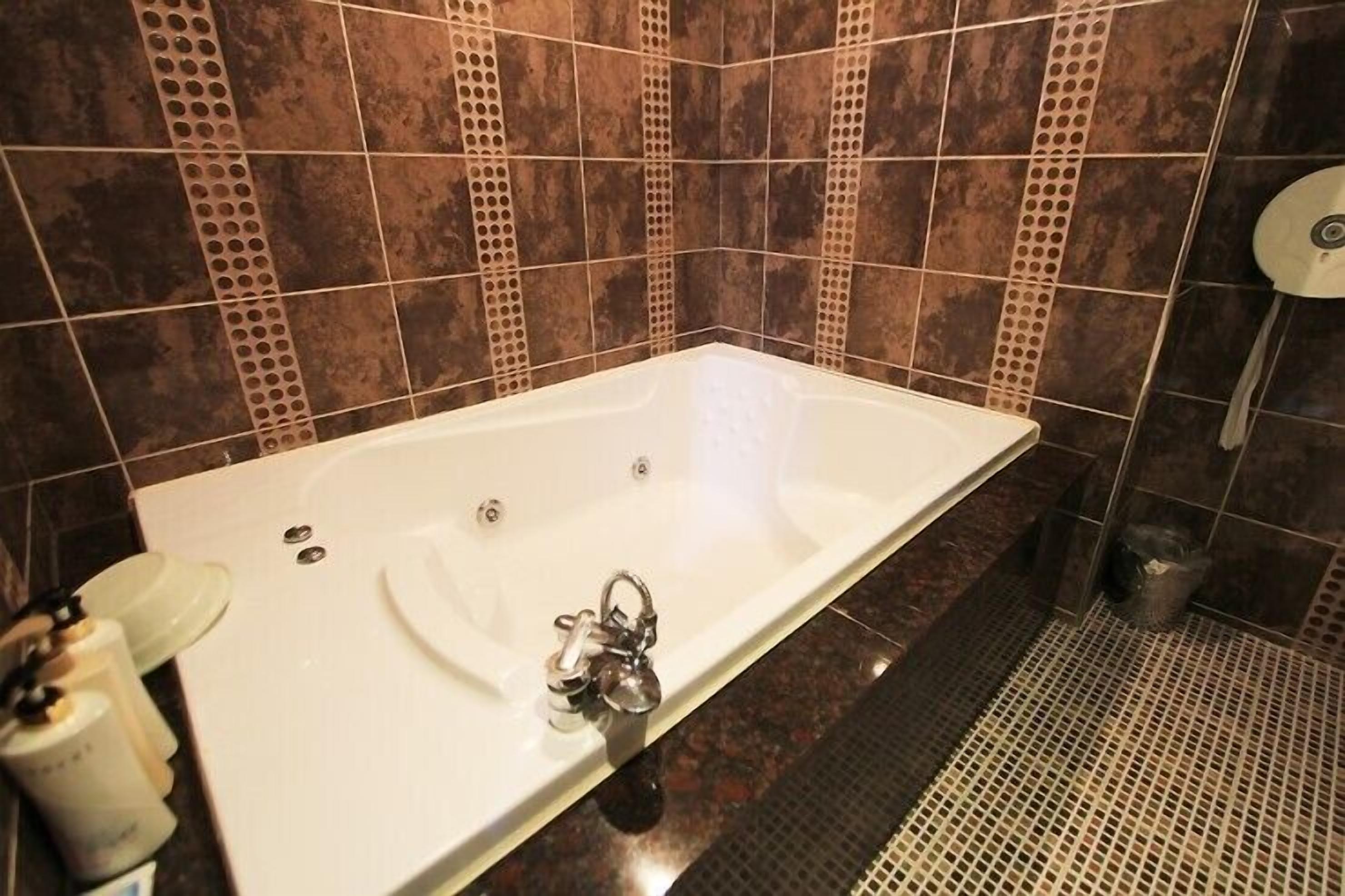 deluxe double room, 1 queen bed | jetted bathtub