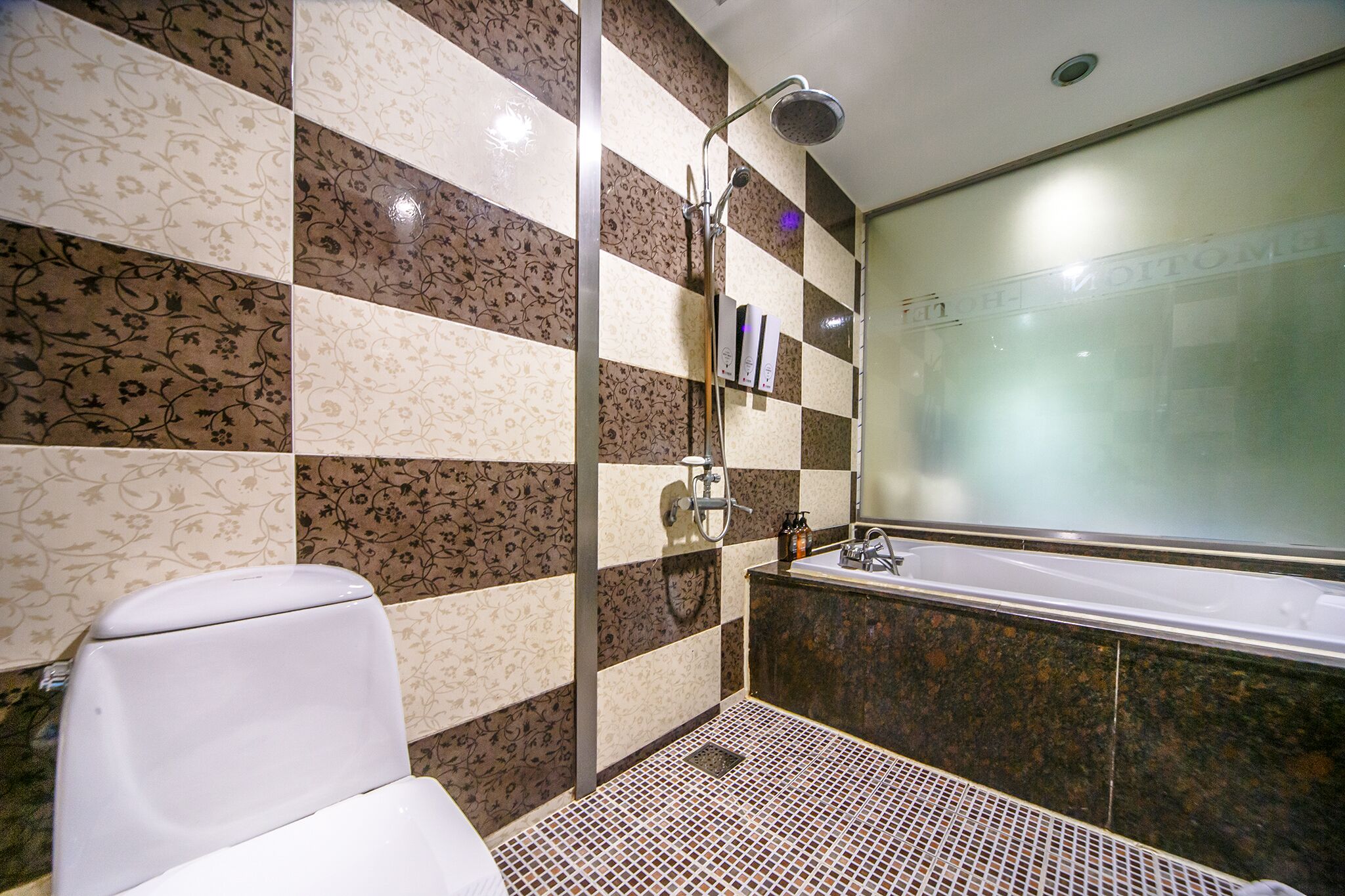 deluxe twin room | bathroom | separate bathtub and shower, free toiletries, hair dryer, towels