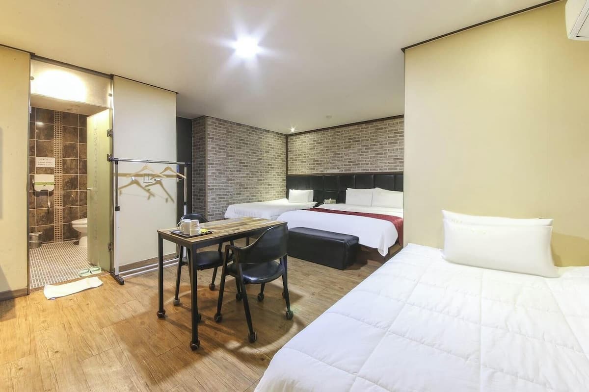 Kolmen hengen premium-huone | Ilmainen Wi-Fi, vuodevaatteet