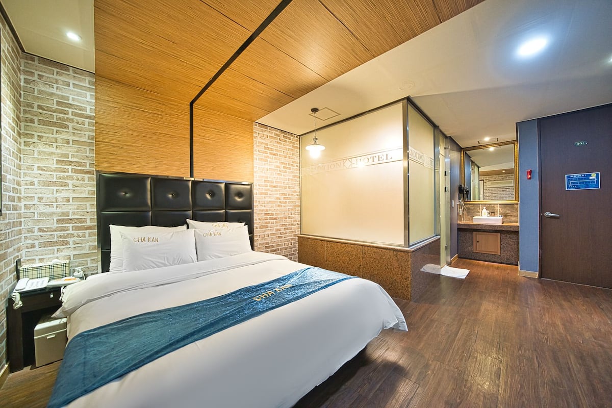 Deluxe-Doppelzimmer, 1 Queen-Bett | Kostenloses WLAN, Bettwäsche