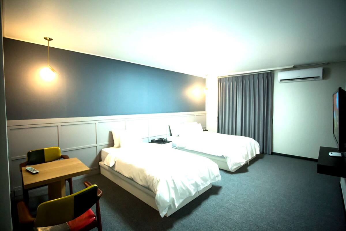 Habitación Deluxe con 2 camas individuales | Ropa de cama de alta calidad y artículos del minibar gratis