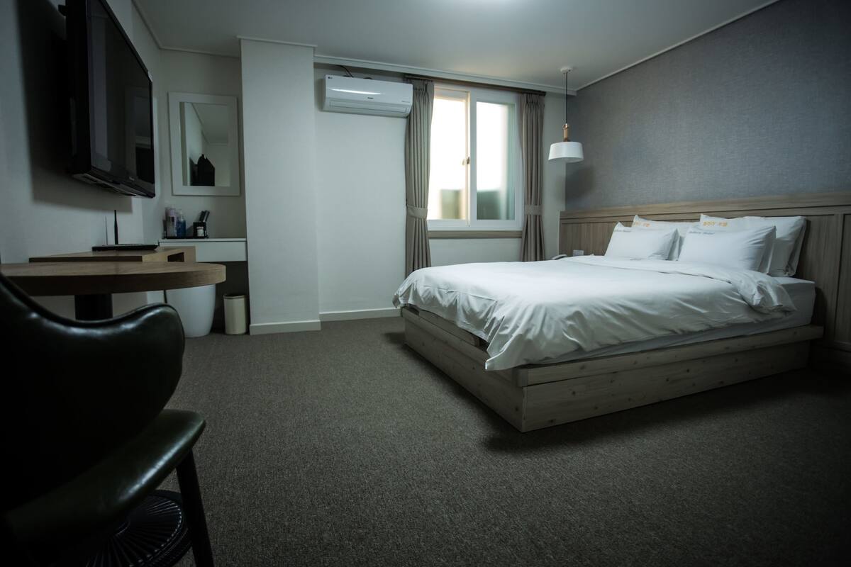 Habitación doble estándar | Ropa de cama de alta calidad y artículos del minibar gratis