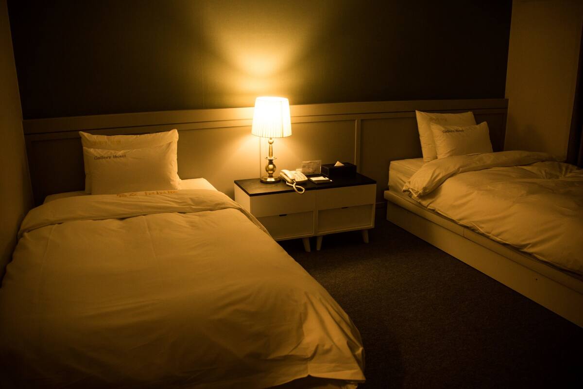 Habitación empresarial con 2 camas individuales | Ropa de cama de alta calidad y artículos del minibar gratis