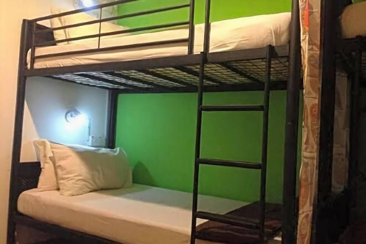 1 kamar tidur, meja kerja, setrika/meja setrika, dan Wi-Fi gratis