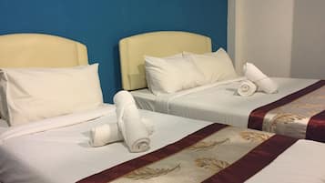 Escritorio, tabla de planchar con plancha, wifi gratis y ropa de cama