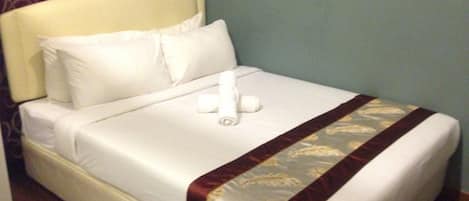 Chambre Standard double | Bureau, fer et planche Ă repasser, accĂšs au Wi-Fi (inclus)