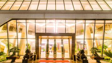 Façana frontal de l'allotjament (vespre/nit)