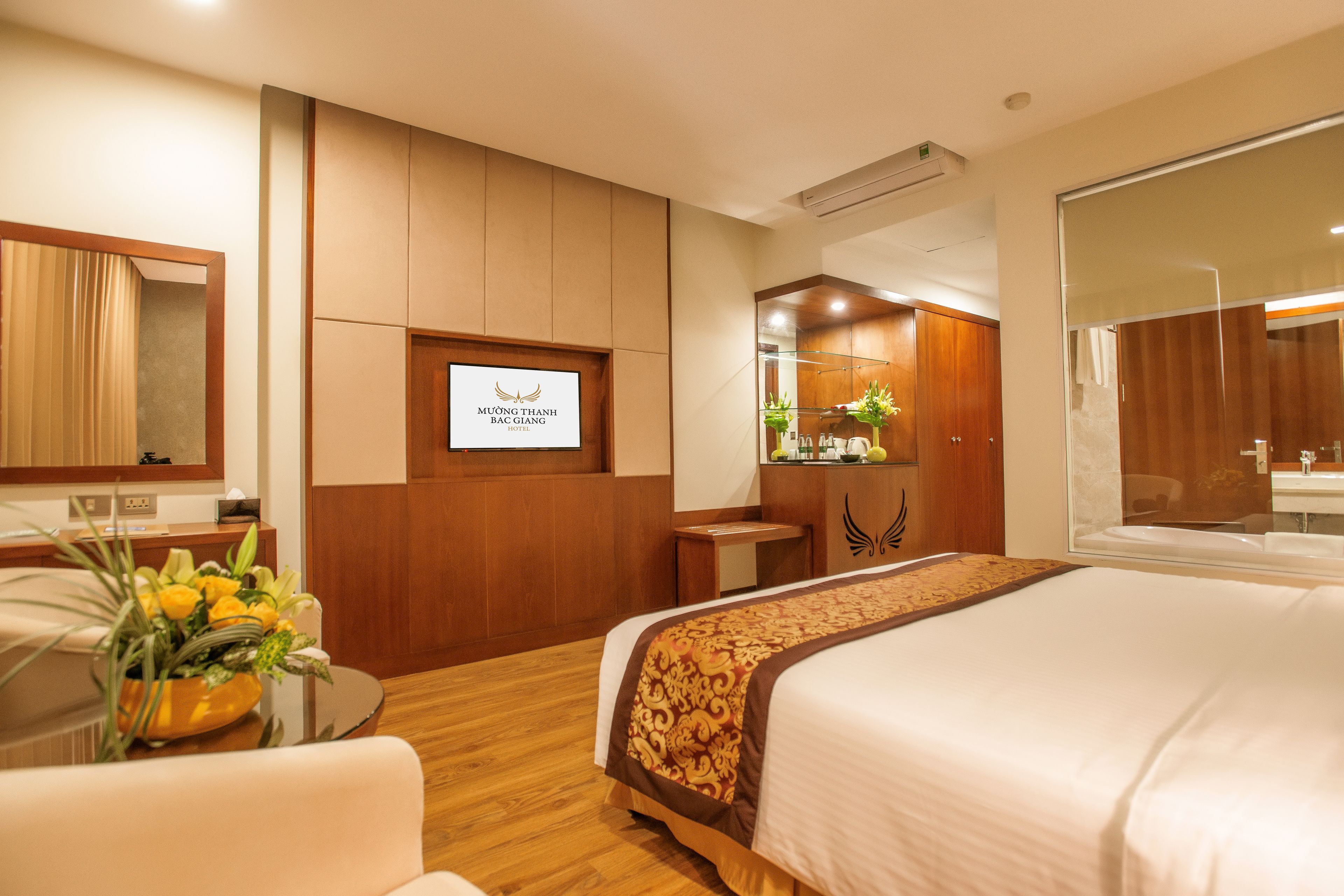 deluxe room, 1 king bed | in-room safe, desk, free wifi, bed sheets