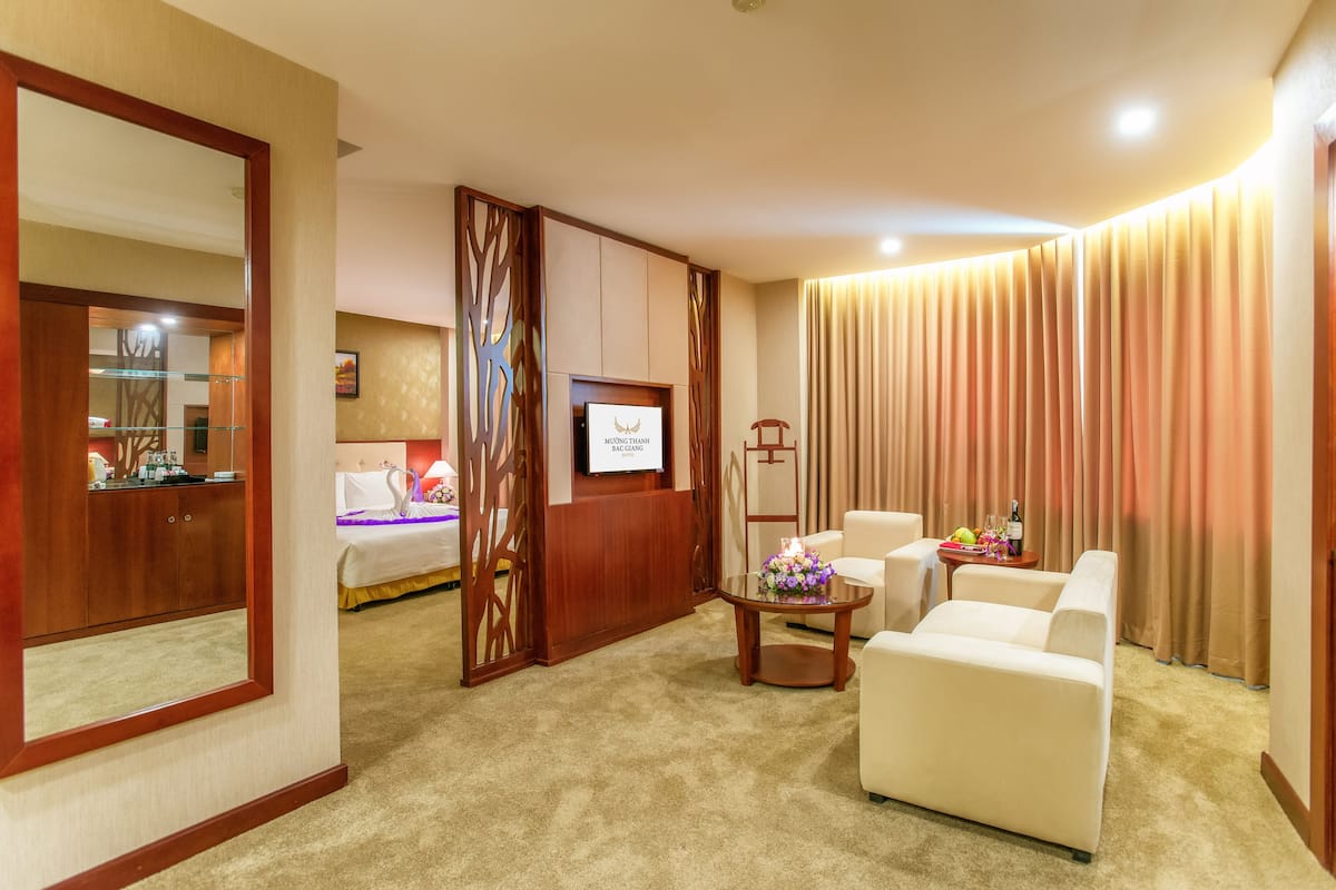 executive suite | in-room safe, desk, free wifi, bed sheets