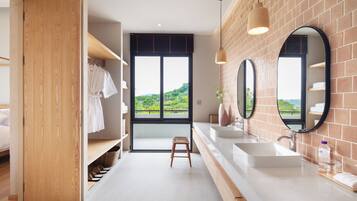 Luxe villa, 4 slaapkamers, privézwembad, uitzicht op heuvels | Badkamer | Een aparte badkuip en douche, een diep bad, een regendouche