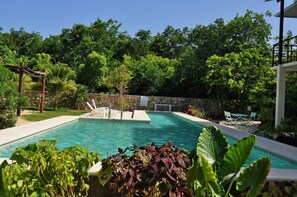 Una piscina al aire libre