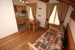 Apartment, 1 Bedroom, Kitchenette | Living area