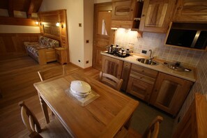 Full-sized fridge, microwave, stovetop, coffee/tea maker