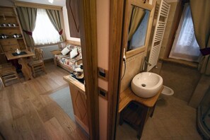 Suite monolocale Comfort, 1 camera da letto, angolo cottura, lato montagna | Bagno | Doccia, asciugacapelli, bidet, asciugamani