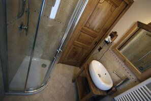 Studio, Kitchenette (3 people) | Bathroom | Shower, hair dryer, bidet, towels - Villa Giuditta (Gaby)