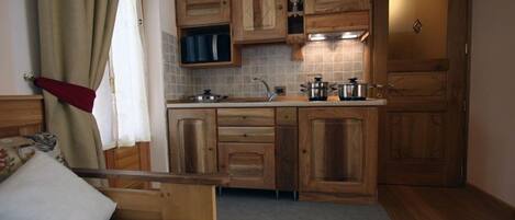 Comfort Studio Suite, 1 Bedroom, Kitchenette, Mountainside | Private kitchenette | Full-sized fridge, microwave, stovetop, coffee/tea maker