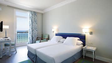 Tweepersoonskamer, uitzicht op zee | Een bureau, een strijkplank/strijkijzer, gratis babybedden, gratis wifi