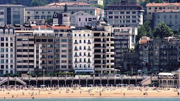 Tweepersoonskamer, uitzicht op zee | Een bureau, een strijkplank/strijkijzer, gratis babybedden, gratis wifi