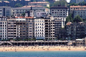 Habitación doble, vista al mar | Escritorio, cortinas blackout y tabla de planchar con plancha 