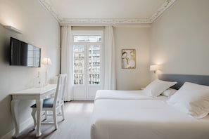 Double Room, City View | Desk, blackout drapes, iron/ironing board, free cribs/infant beds - Hotel Niza (San Sebastián)