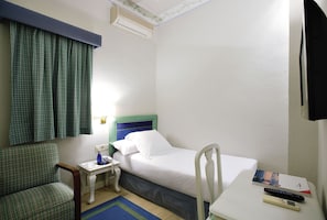 Single Room, Courtyard View | Desk, blackout drapes, iron/ironing board, free cribs/infant beds - Hotel Niza (San Sebastián)