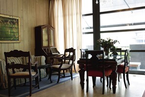 Desayuno buffet diario (EUR 17.6 por persona)