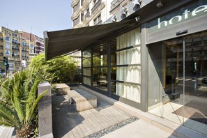 Vista frontal de la propiedad