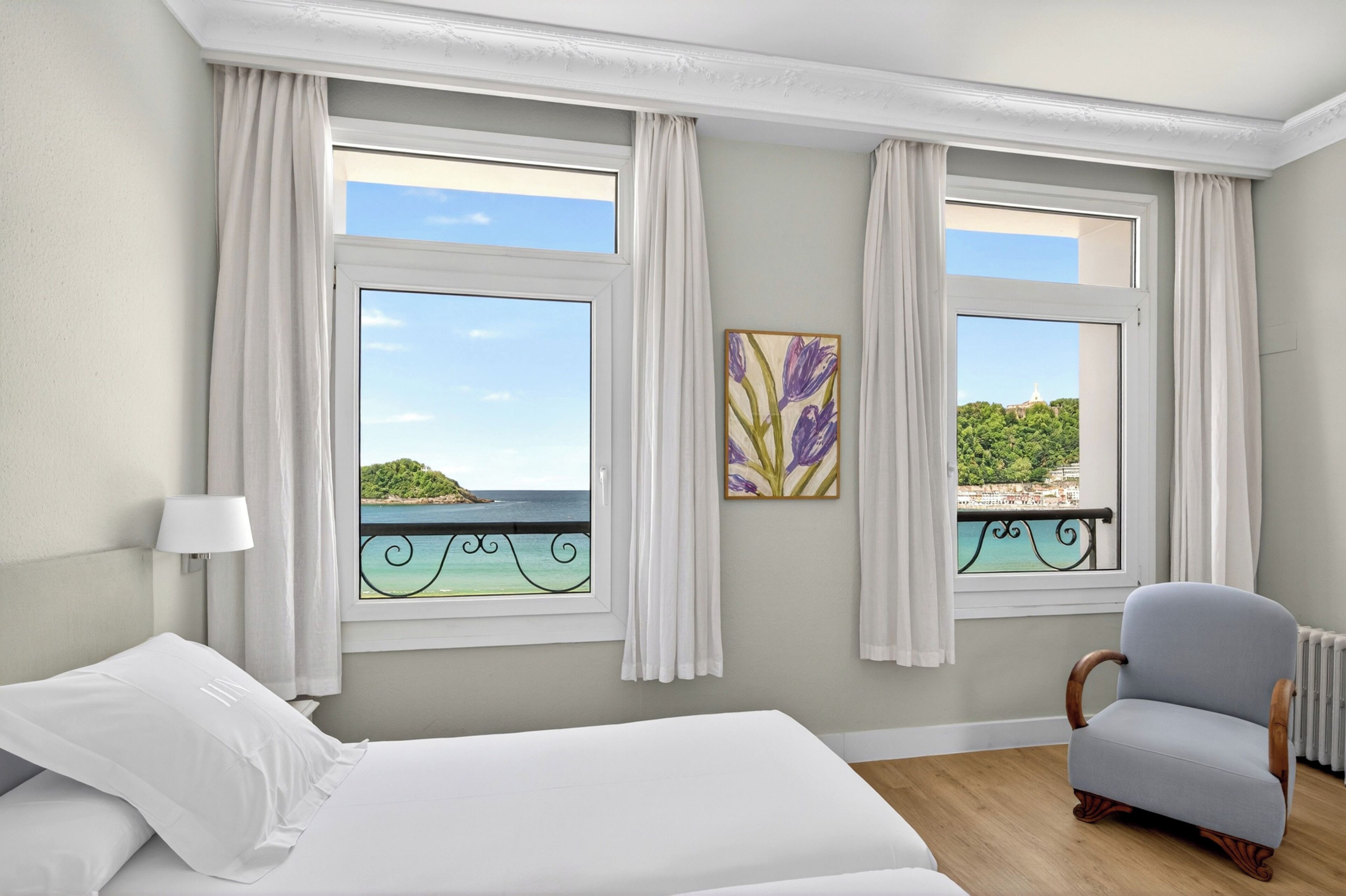 Habitación doble, vistas al mar | Escritorio, cortinas opacas, tabla de planchar con plancha