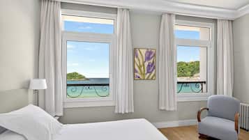 Habitación doble, vistas al mar | Escritorio, cortinas opacas, tabla de planchar con plancha