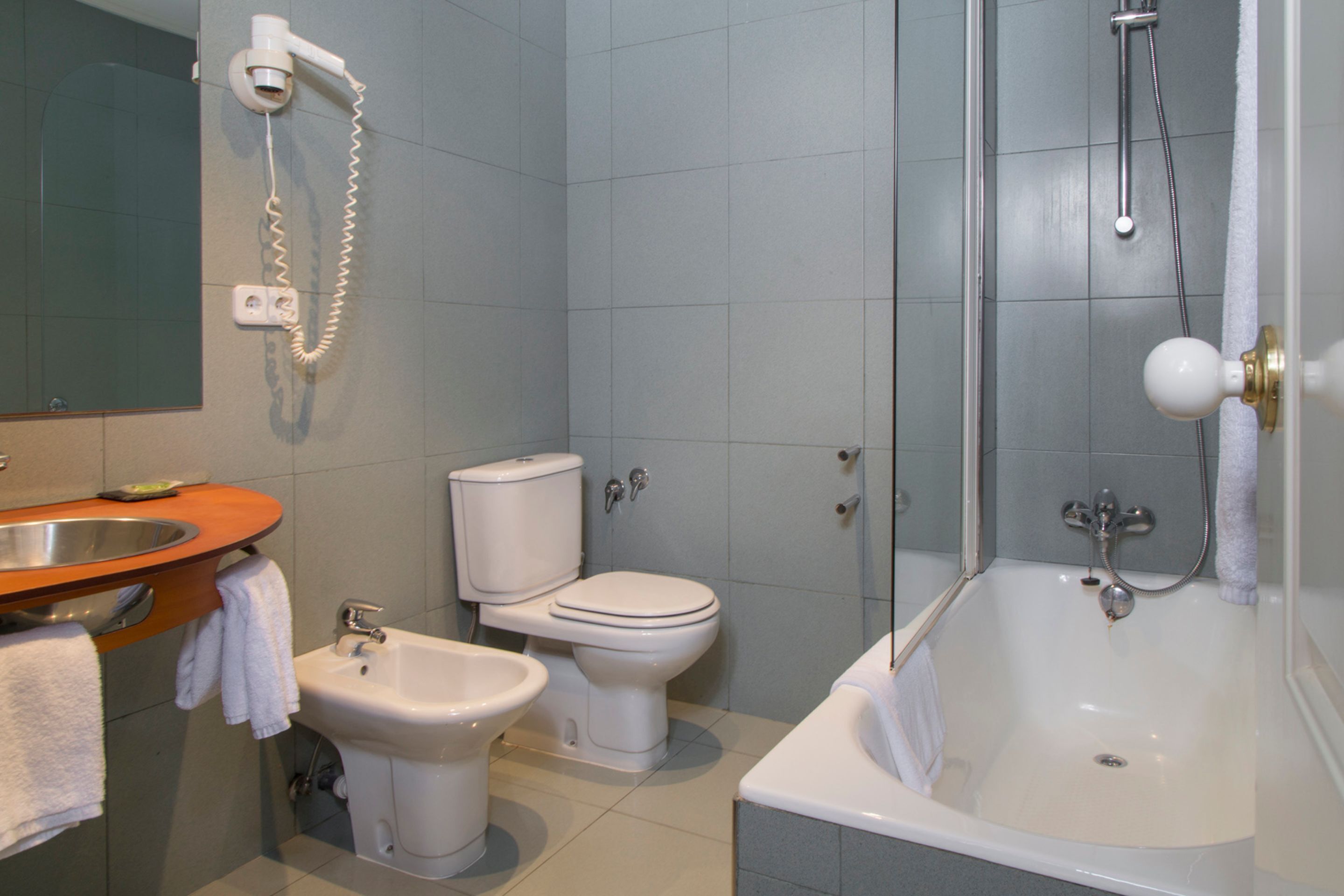 combined shower/bathtub, free toiletries, hair dryer, towels