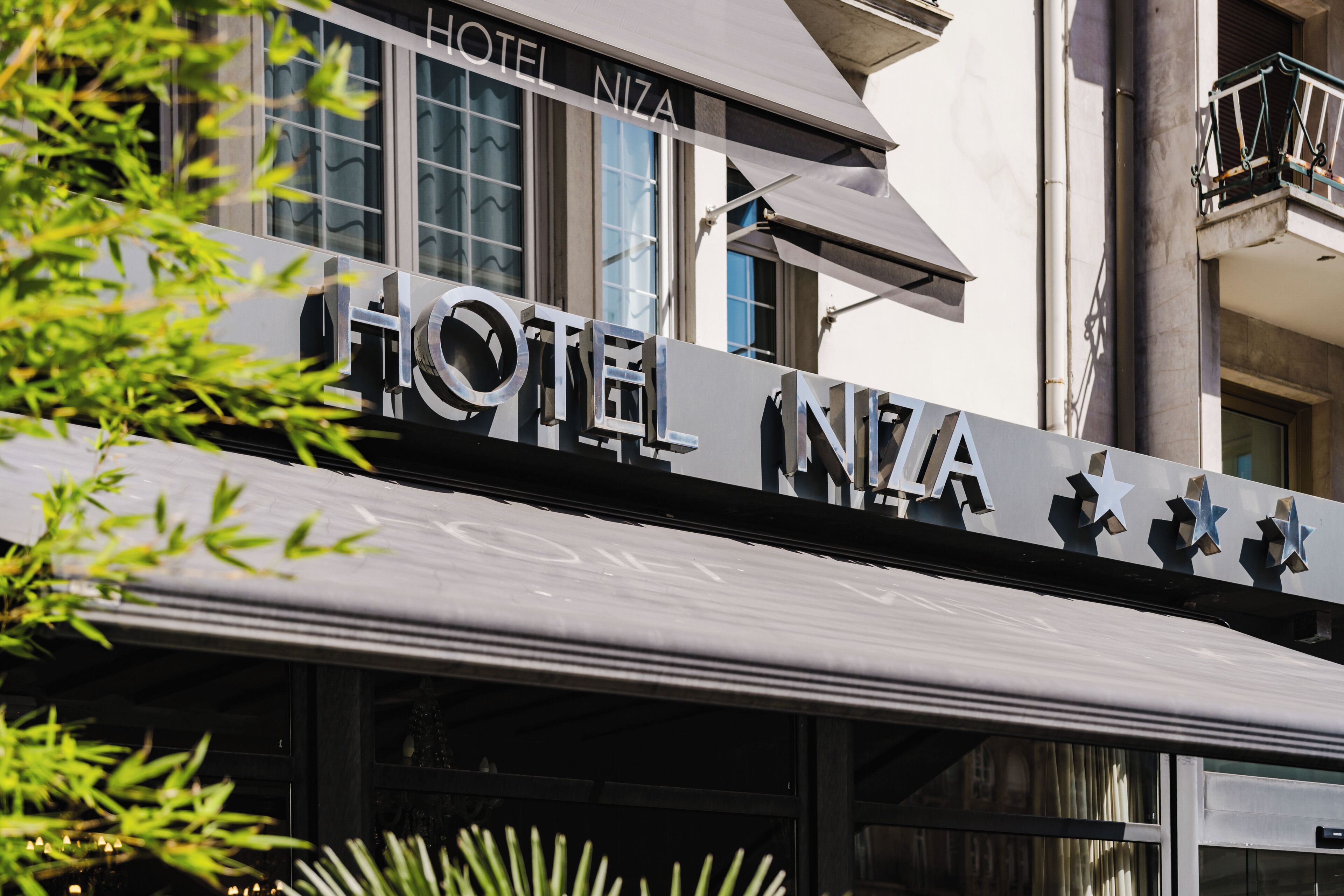 A hotel sign with the name 'HOTEL NIZA' and a star symbol.