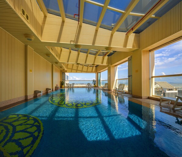 Una piscina cubierta